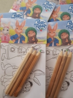 Zakje met potloodjes en kleurplaatje Pieter konijn